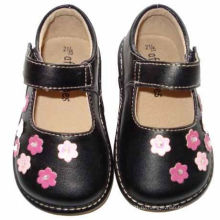 Чёрная малышская девушка Скрипная обувь с маленькими розовыми цветами